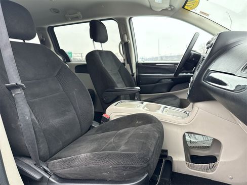 Used 2016 Dodge Grand Caravan SXT image 26