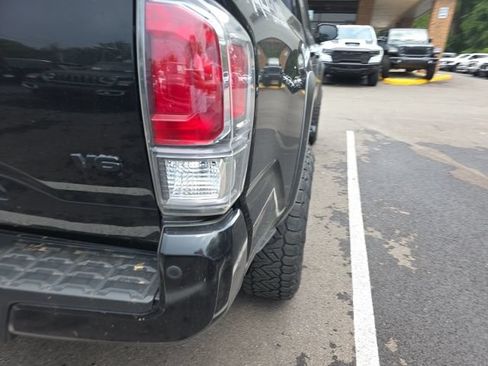 Used 2022 Toyota Tacoma TRD Off-Road w/ TRD Premium Off Road Package AWD/4WD image 23