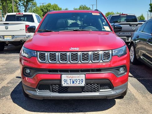 Used 2025 Jeep Compass Latitude w/ Sun & Sound Group AWD/4WD image 2