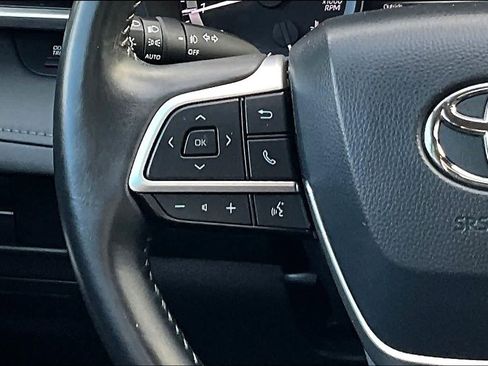 Used 2024 Toyota Highlander LE AWD/4WD image 25