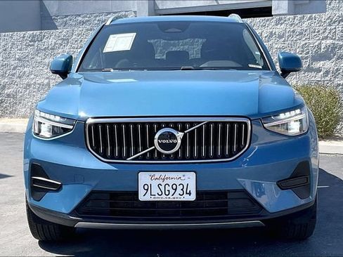 Used 2024 Volvo XC40 B5 Core AWD/4WD image 2
