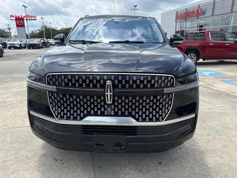 Used 2025 Lincoln Navigator Reserve AWD/4WD image 2
