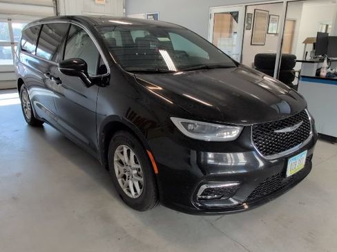 Used 2025 Chrysler Pacifica Select FWD image 7
