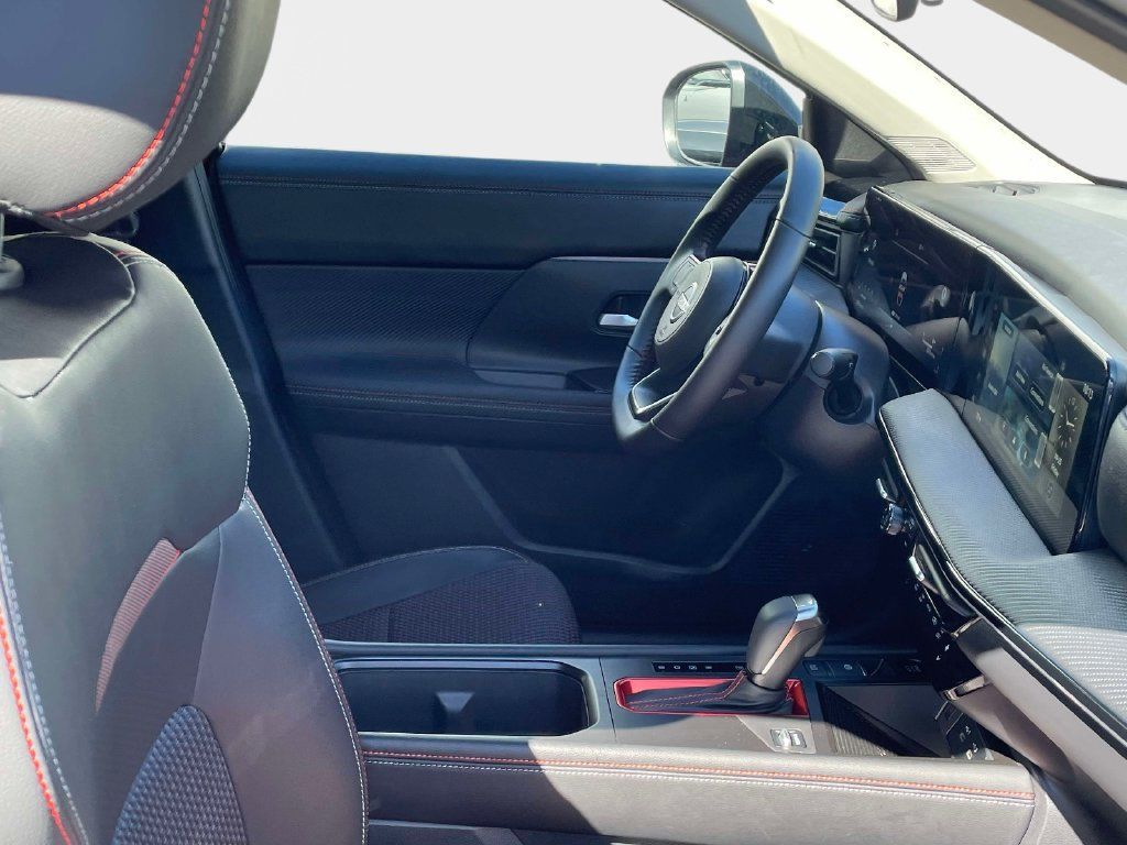 Used 2025 Nissan Kicks SR FWD image 10