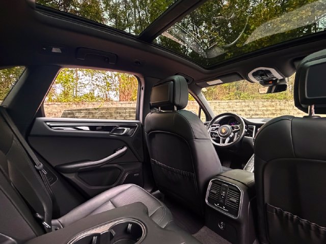 Used 2023 Porsche Macan AWD/4WD image 34