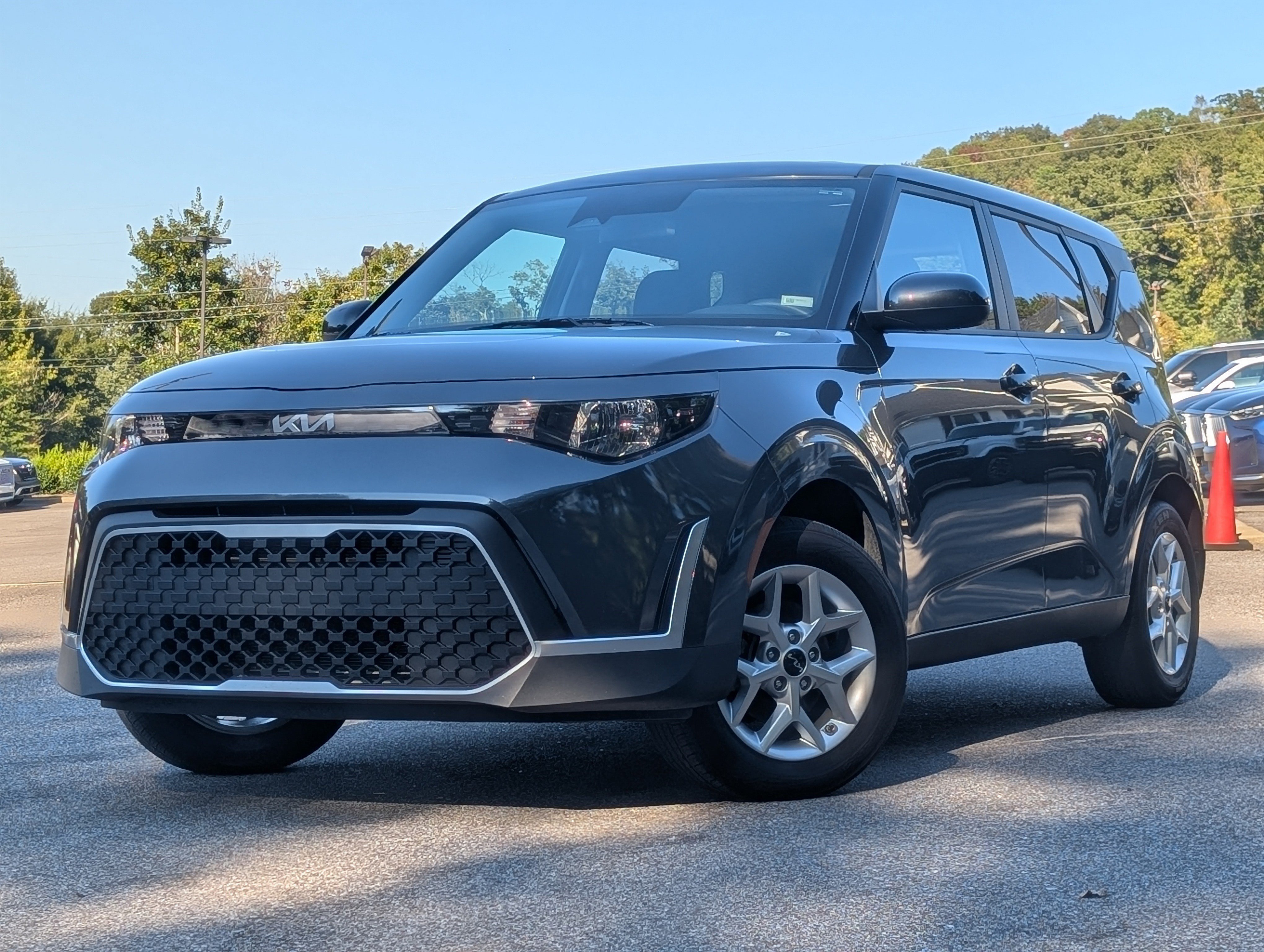 Used 2025 Kia Soul LX w/ LX Technology Package FWD image 4