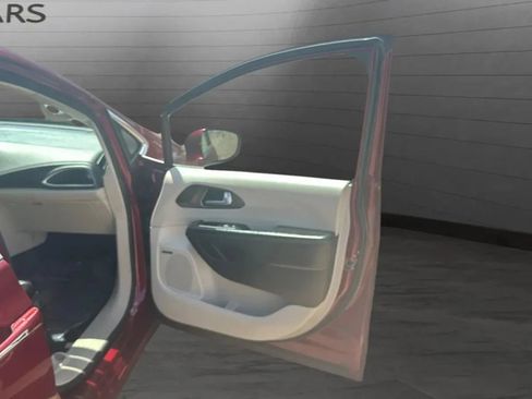 Used 2017 Chrysler Pacifica Limited FWD image 42