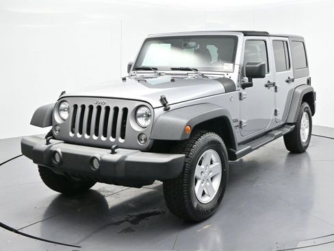 Used 2018 Jeep Wrangler Unlimited Sport S AWD/4WD image 3