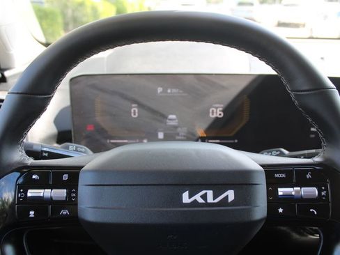 Used 2026 Kia Sorento LX FWD image 25