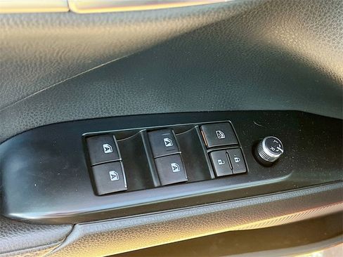 Used 2020 Toyota Camry XLE image 18