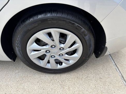 Used 2020 Hyundai Elantra SE FWD image 15