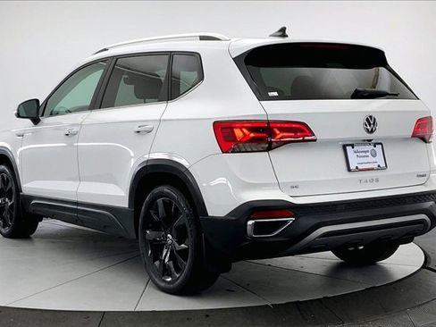 Certified 2022 Volkswagen Taos SE w/ Panoramic Sunroof Package image 10
