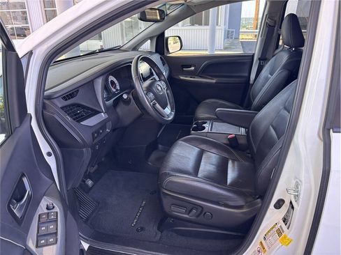Used 2017 Toyota Sienna SE w/ SE Preferred Package FWD image 11