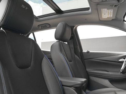 Used 2025 Buick Encore GX Sport Touring w/ Experience Buick Package FWD image 17