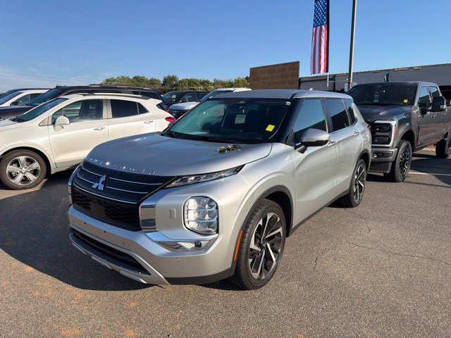 Used 2023 Mitsubishi Outlander SE AWD/4WD image 1