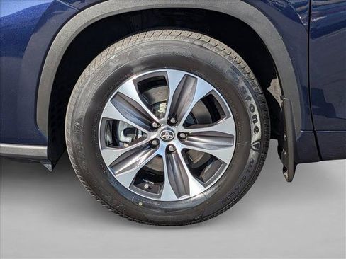 Used 2020 Toyota Highlander XLE FWD image 24