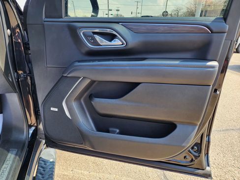 Used 2022 Chevrolet Suburban Z71 w/ Luxury Package image 9