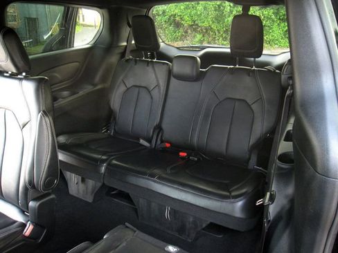 Used 2025 Chrysler Pacifica Select FWD image 25