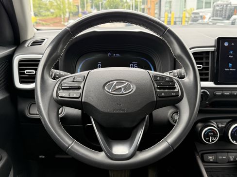 Used 2024 Hyundai Venue Limited FWD image 19