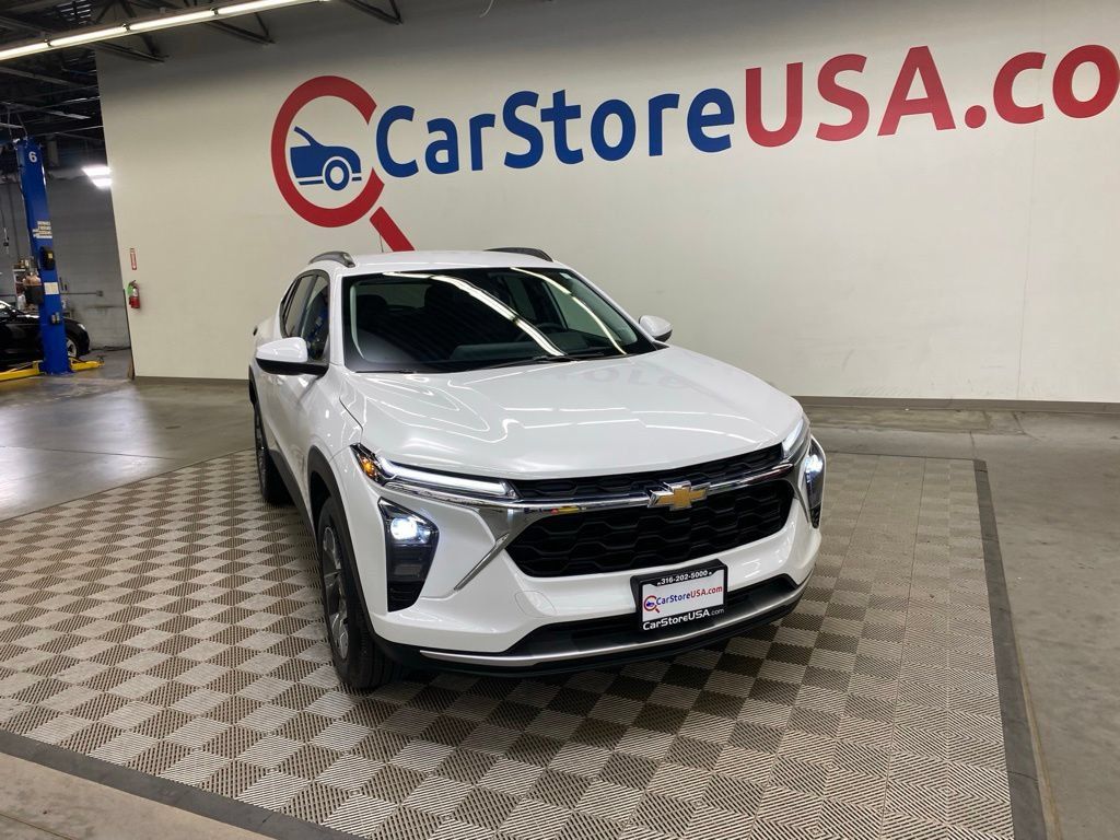 Used 2025 Chevrolet Trax LT w/ LT Convenience Package FWD image 2