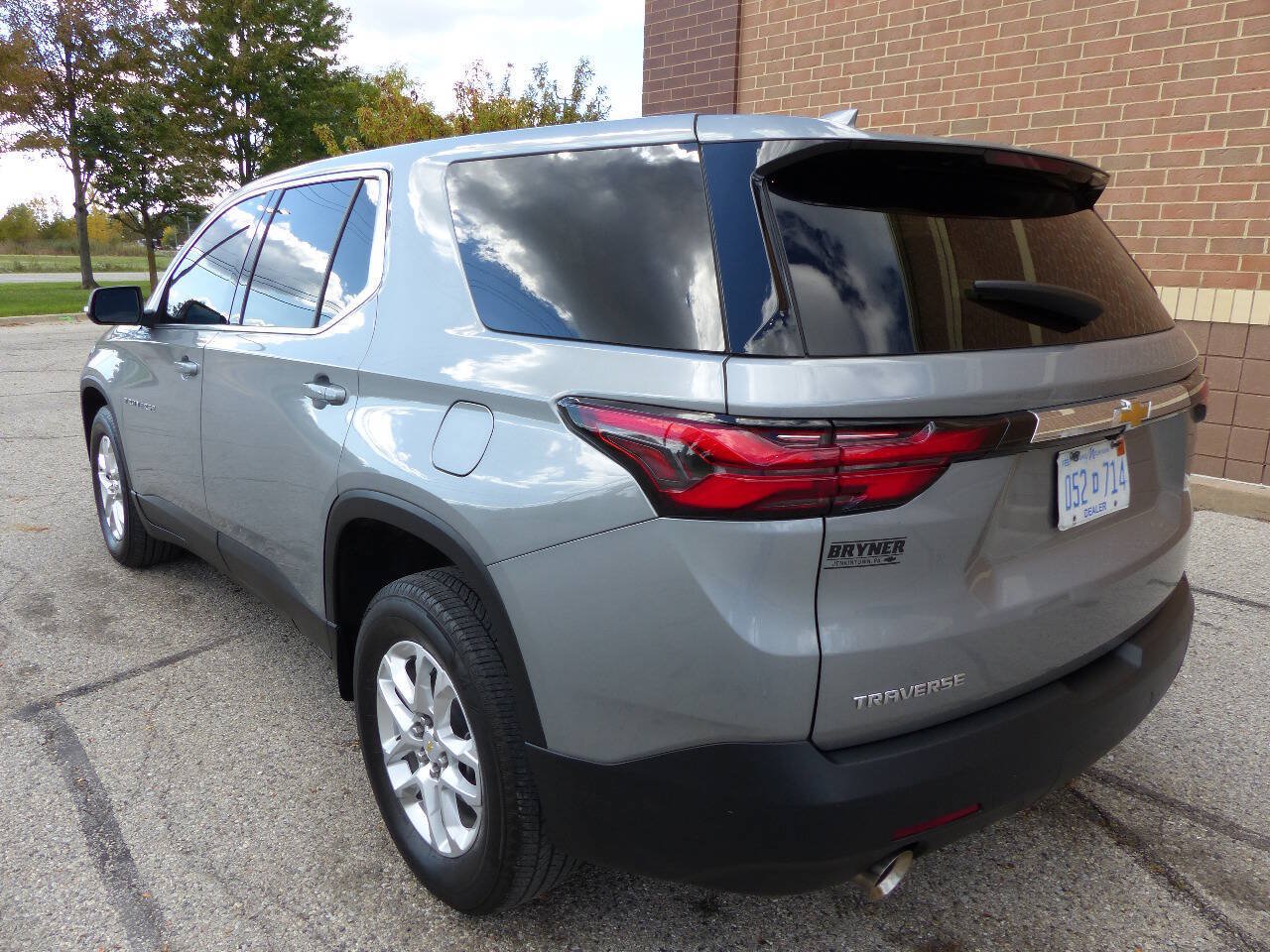 Used 2023 Chevrolet Traverse LS w/ Safety Package FWD image 7