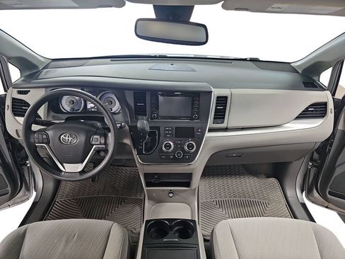 Used 2018 Toyota Sienna LE w/ Carpet Mat Package FWD image 11