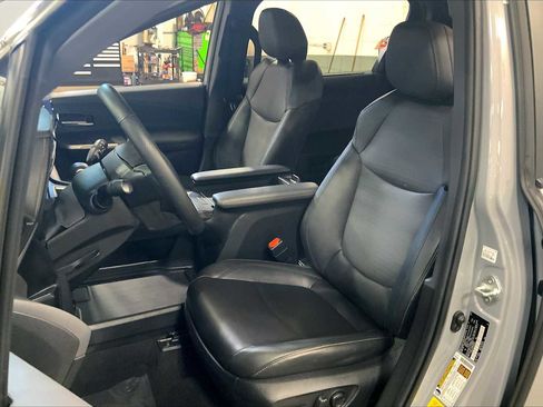 Used 2023 Toyota Sienna XLE Woodland Edition image 8