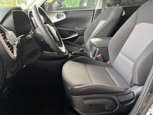 Used 2025 Kia Soul LX w/ LX Technology Package FWD image 24