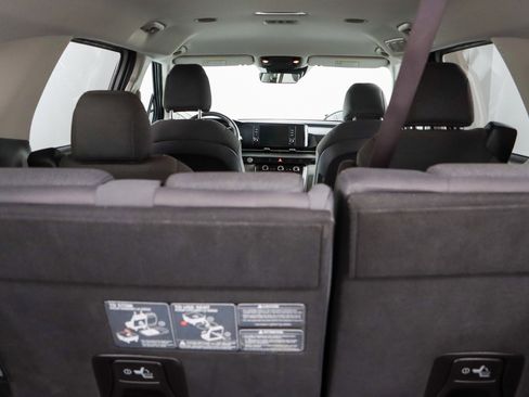Used 2023 Kia Carnival LX image 30