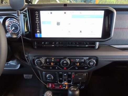 Used 2025 Jeep Wrangler Unlimited Rubicon image 11