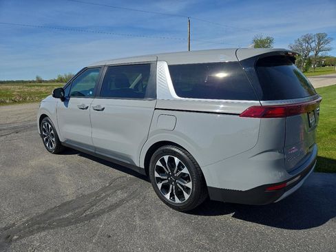 Used 2022 Kia Carnival EX FWD image 3