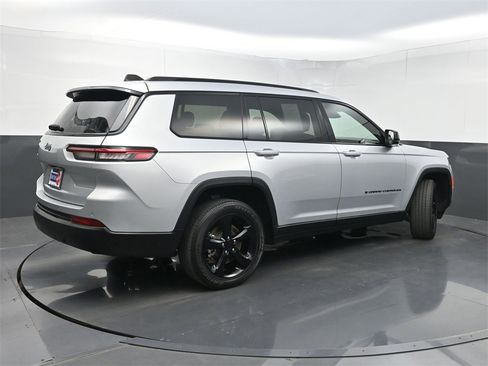 Used 2023 Jeep Grand Cherokee L Laredo image 27