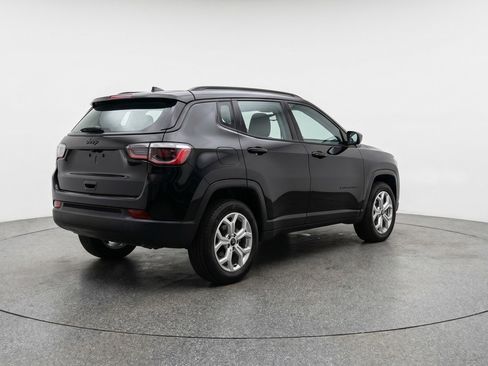 Used 2025 Jeep Compass Latitude AWD/4WD image 9