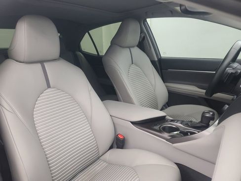 Used 2022 Toyota Camry SE w/ Cold Weather Package image 16