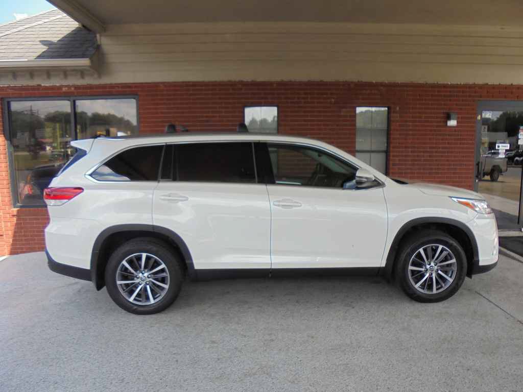 Used 2019 Toyota Highlander XLE AWD/4WD image 2