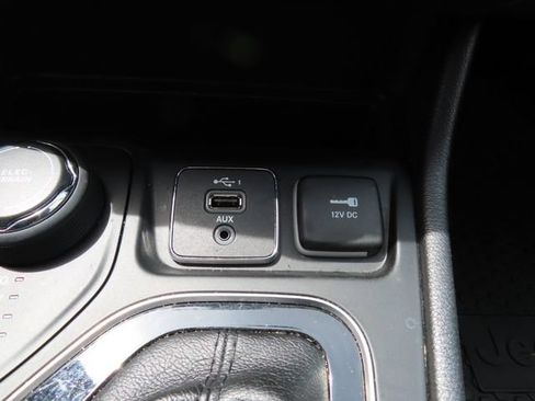 Used 2019 Jeep Cherokee Latitude Plus AWD/4WD image 20