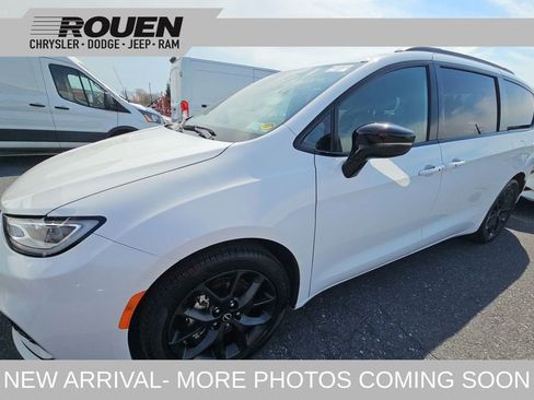 Used 2026 Chrysler Pacifica Limited w/ S Appearance Package FWD image 1