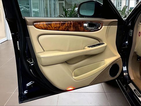 Used 2008 Jaguar XJ8 image 20