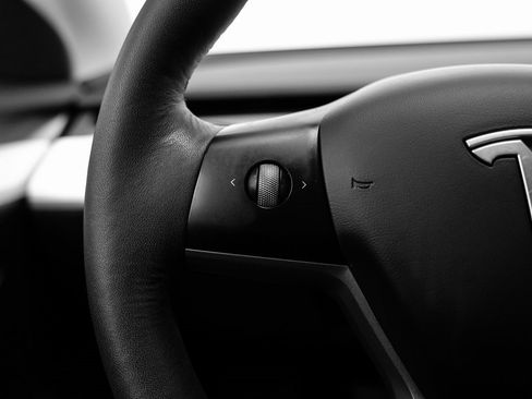 Used 2023 Tesla Model 3 Standard Range image 18