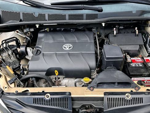 Used 2012 Toyota Sienna LE w/ Towing Pkg FWD image 32