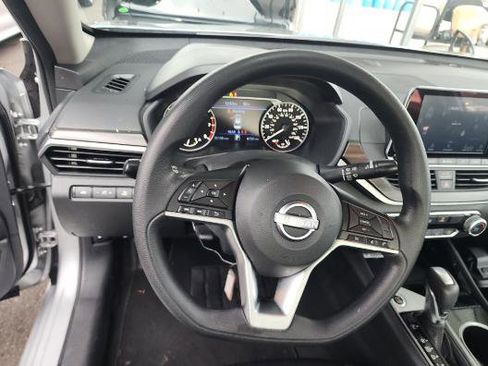 Used 2024 Nissan Altima 2.5 SV image 4