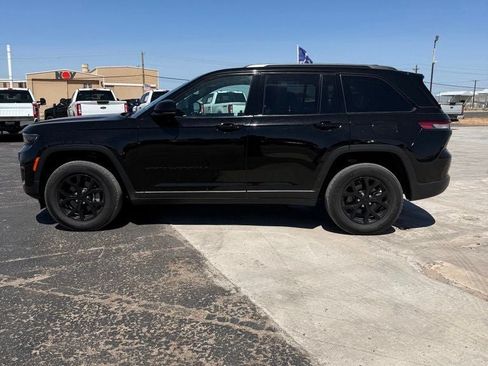 Used 2025 Jeep Grand Cherokee Altitude AWD/4WD image 4