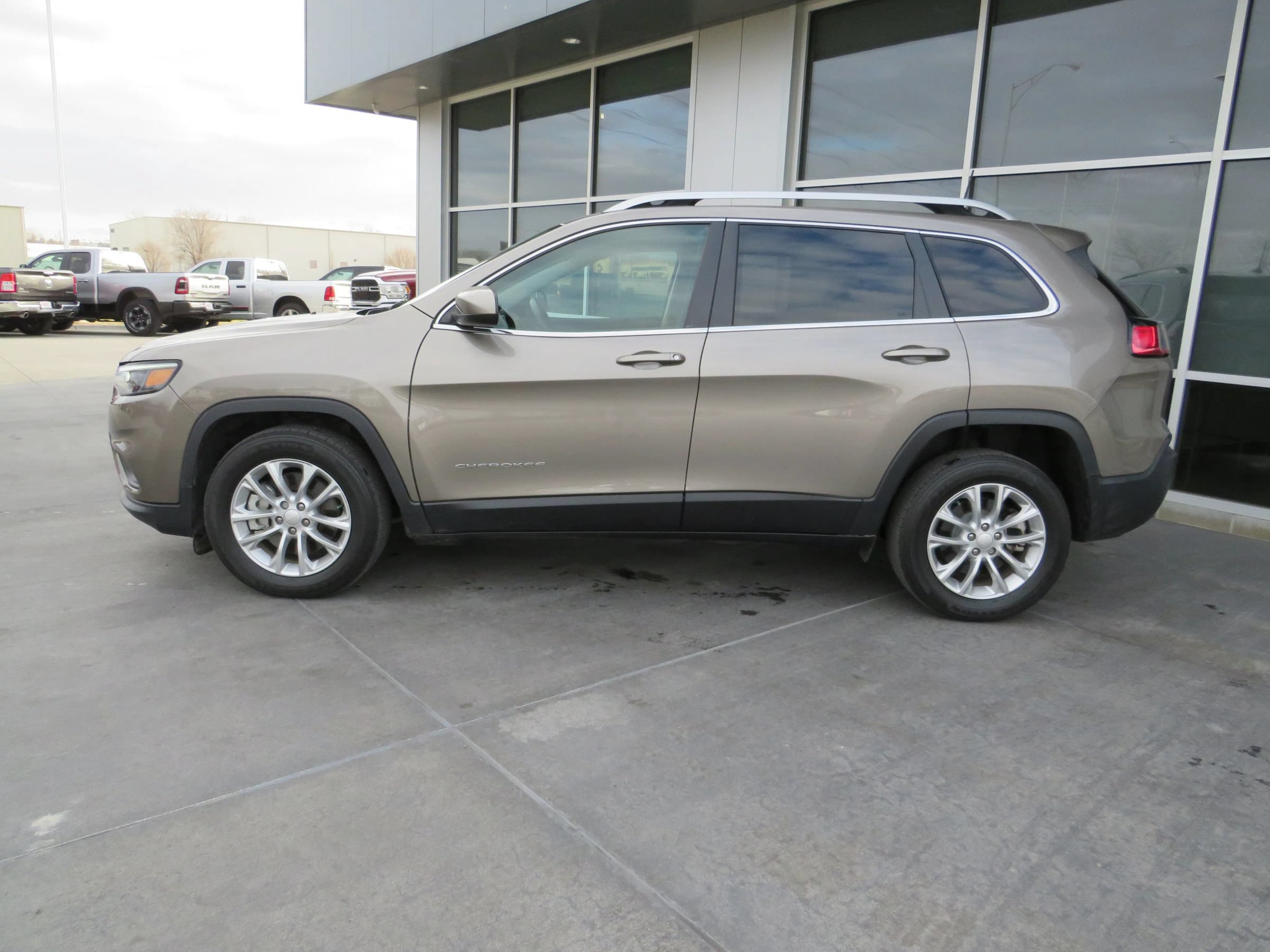 Used 2019 Jeep Cherokee Latitude w/ Popular Appearance Group FWD image 4