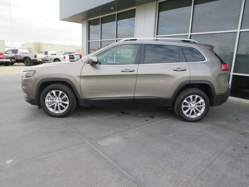 Used 2019 Jeep Cherokee Latitude w/ Popular Appearance Group image 4