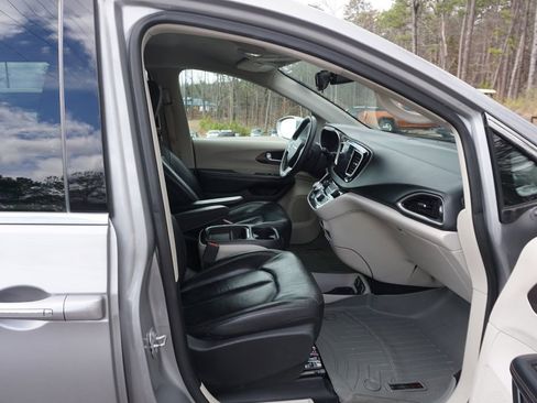 Used 2017 Chrysler Pacifica Touring-L w/ Tire & Wheel Group image 17