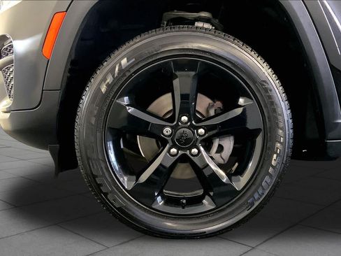 Used 2022 Jeep Grand Cherokee Altitude AWD/4WD image 11
