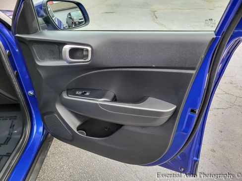 Used 2024 Hyundai Venue SEL image 32