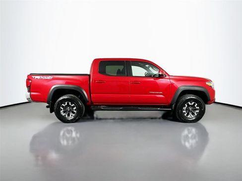 Certified 2018 Toyota Tacoma TRD Off-Road image 16