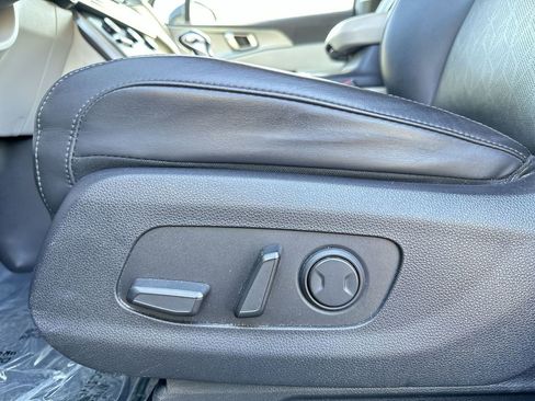 Used 2023 Kia Carnival LX image 14