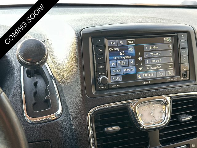 Used 2016 Chrysler Town & Country Touring-L FWD image 28